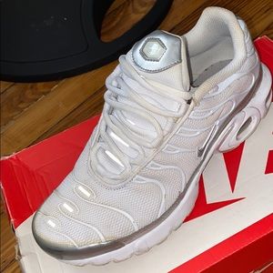 Nike Air Max Plus WOMENS 8 = KIDS 6